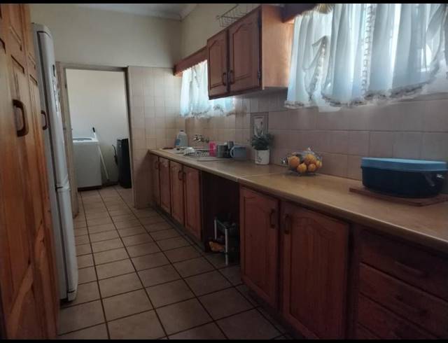 5 BEDROOM HOUSE FOR SALE IN PENINA PARK